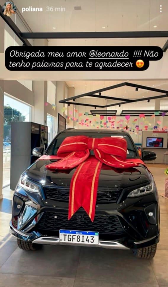 poliana mostrou carro que ganhou de leonardo