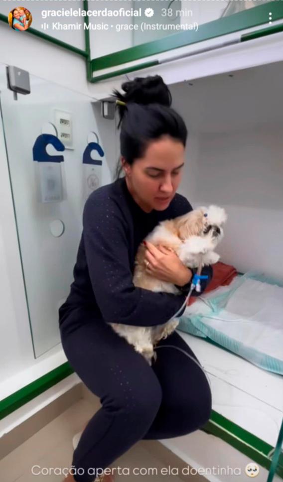 graciele abraçada com uma cachorra de pequeno porte