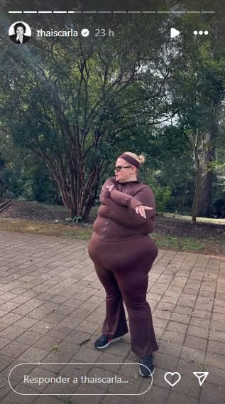 Thais Carla se exercita em parque após passar por cirurgia bariátrica.