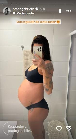 Gabi Prado exibe o barrigão em foto no espelho.