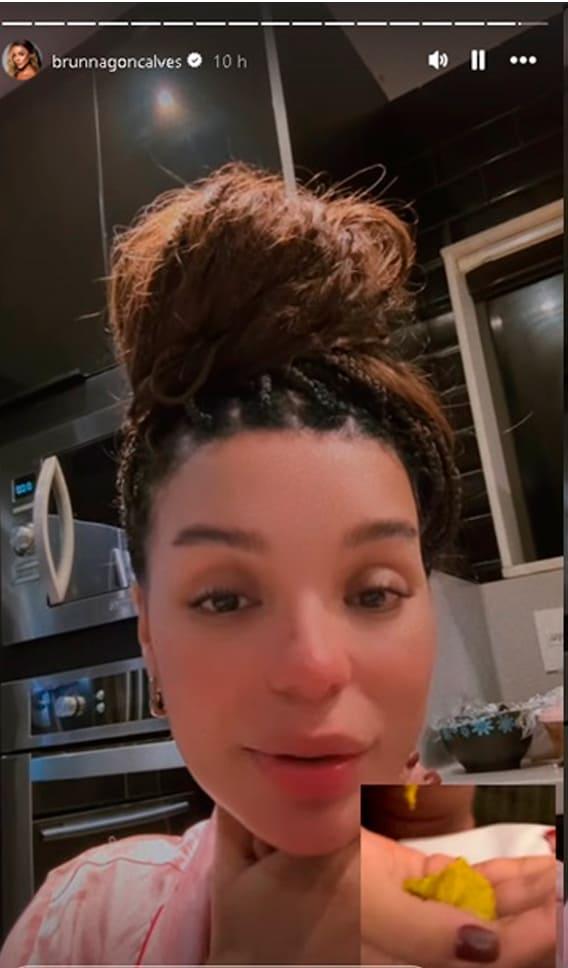 bruna mostrou a mão com cocô da filha