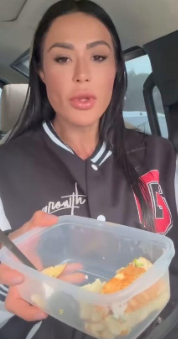 Gracyanne Barbosa comendo omelete