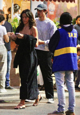 Bruna Marquezine e Daniel Campos saindo do restaurante