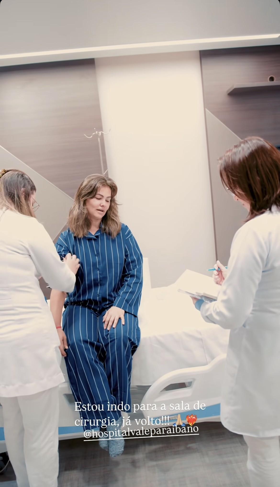 Suzana Alves no hospital, indo para a sala de cirurgia