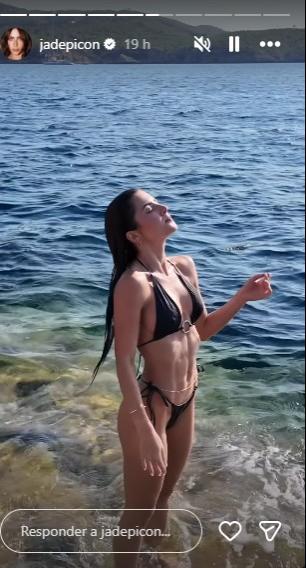 Jade Picon de biquíni em Ibiza.