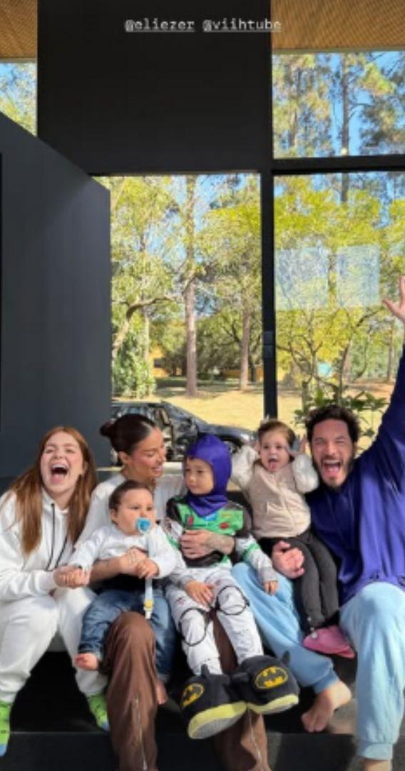 Bianca Andrade, Viih Tube e Elizer posam para foto com os filhos
