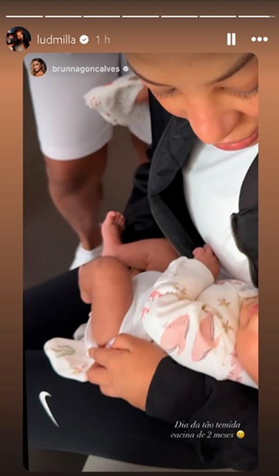 print dos stories de ludmilla e brunna gonçalves mostrando a filha sendo vacinada