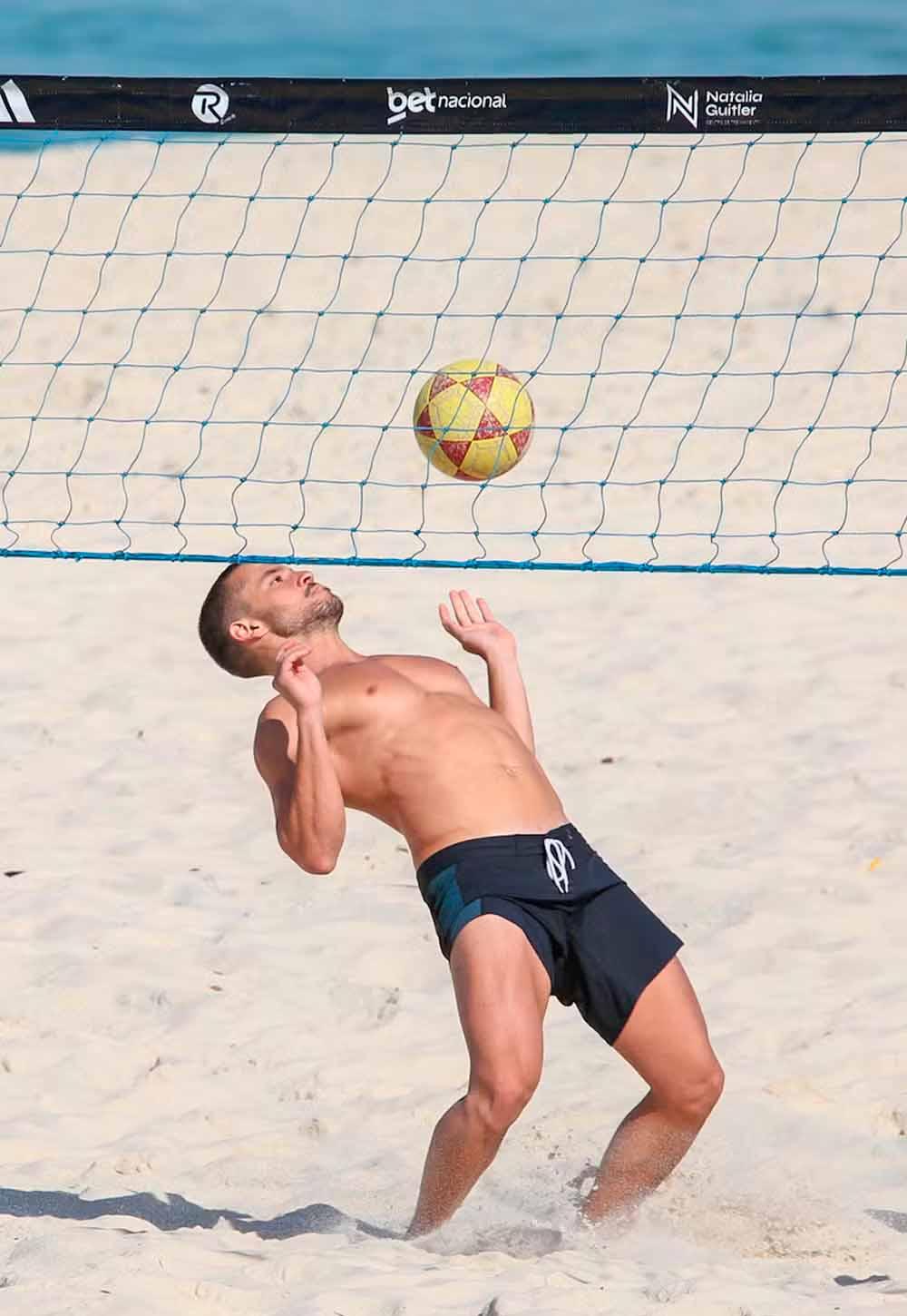 André Lamoglia jogando futevôlei.