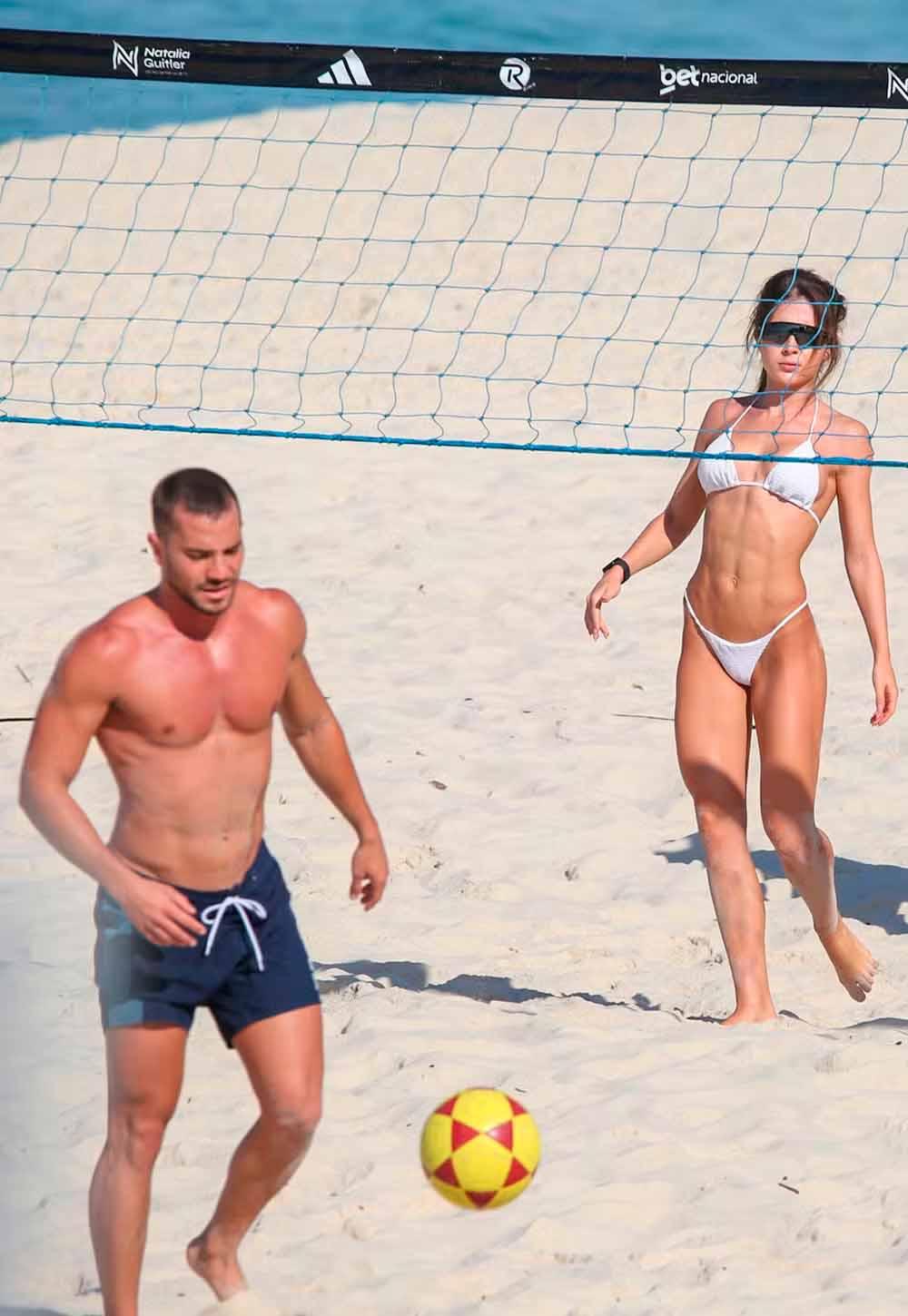 André Lamoglia e Jade Picon jogando futevôlei juntos.