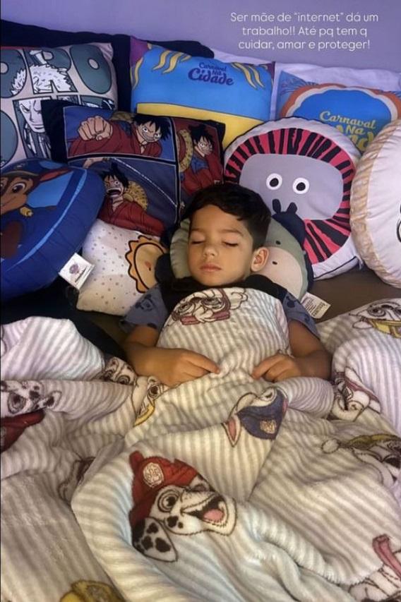 Rayane Figliuzzi publica foto do filho com indireta