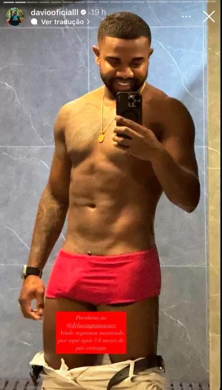 Davi Brito posa para foto de sunga.