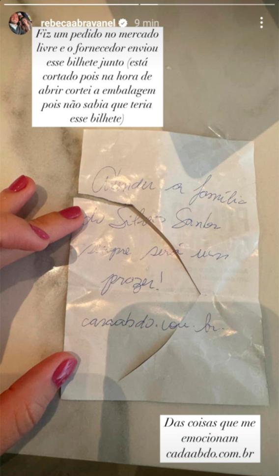 rebeca abravanel mostra um papel rasgado com um recado para ela