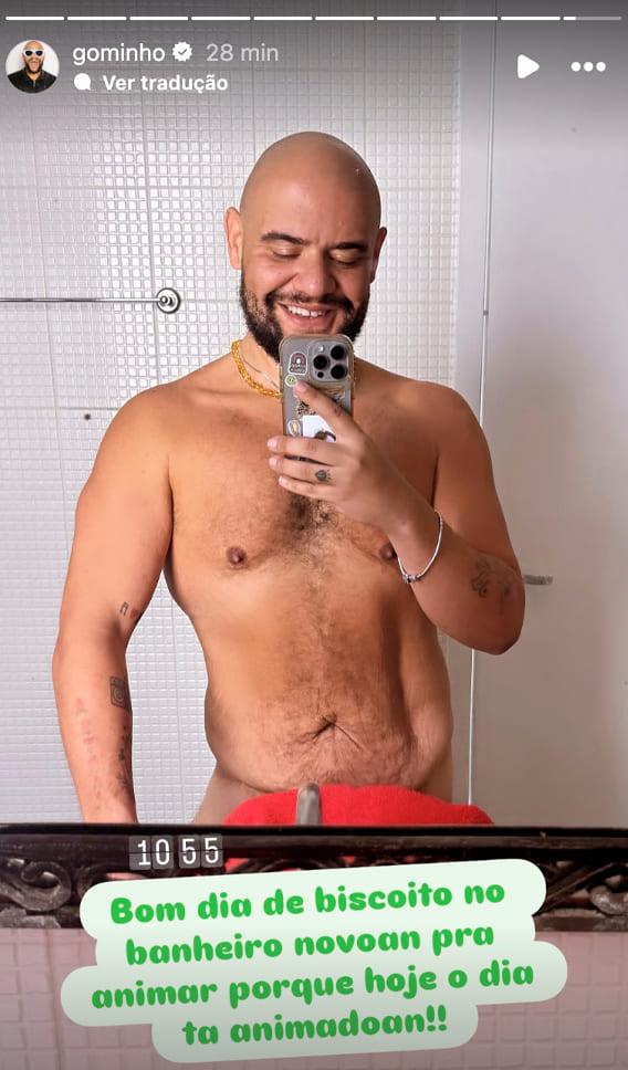 gominho seminu na frente do espelho
