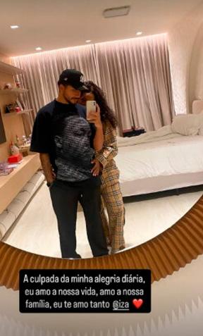 Yuri Lima e Iza posam juntos para foto.