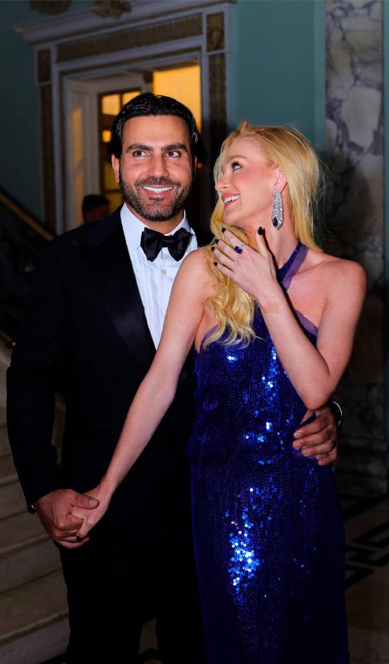 foto de Marina Ruy Barbosa e Abdul Fares abraçados