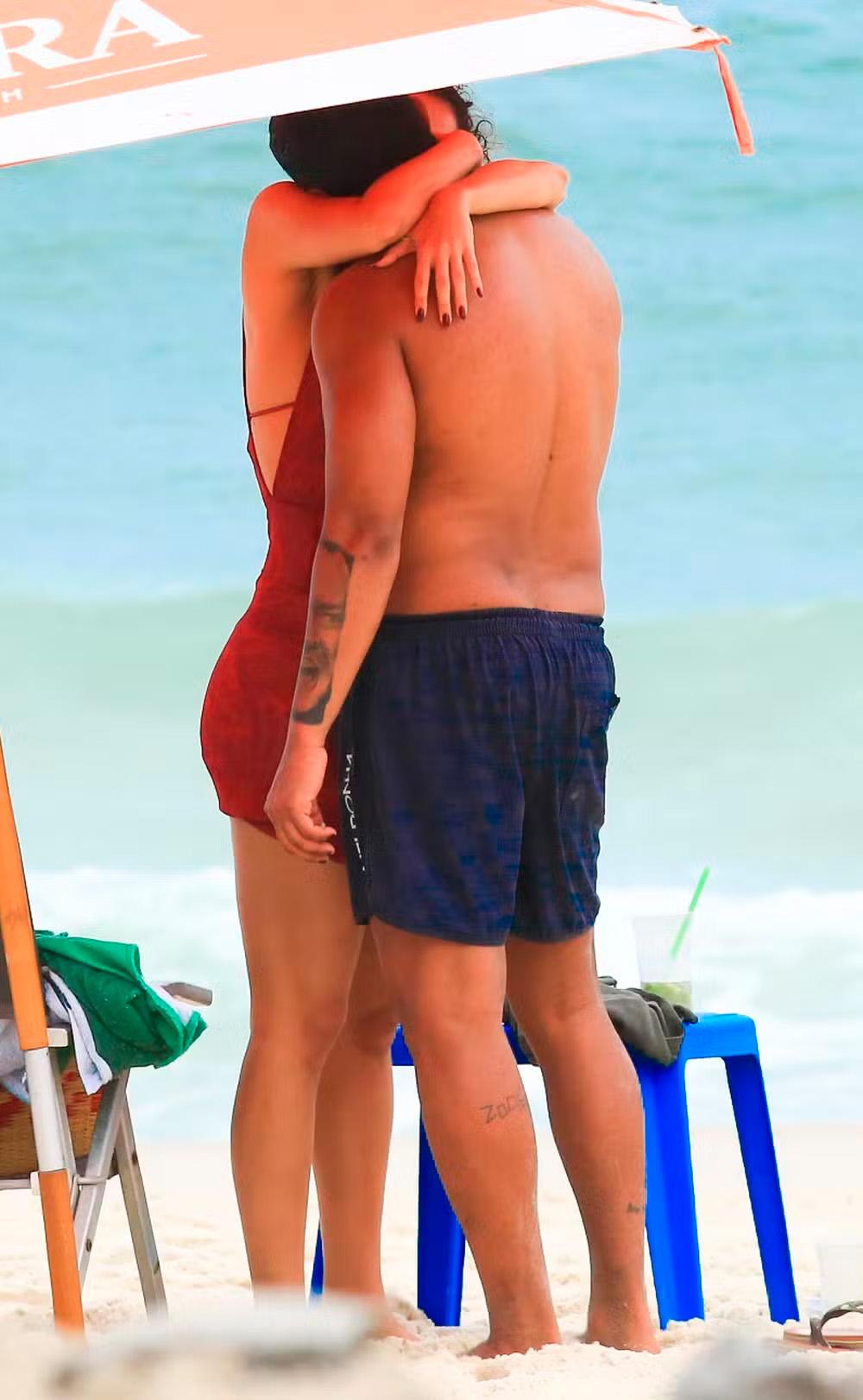 Xamã e Sophie Charlotte se beijando em praia.