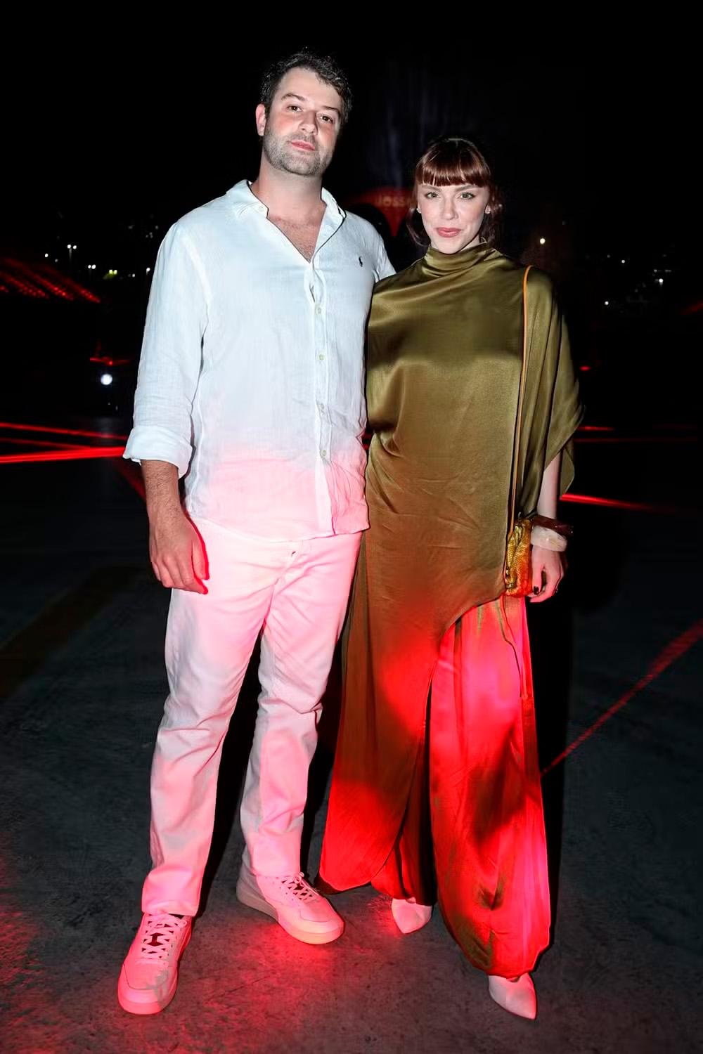 Luiz Guilherme Niemeyer e Alice Wegmann posam juntos para foto.