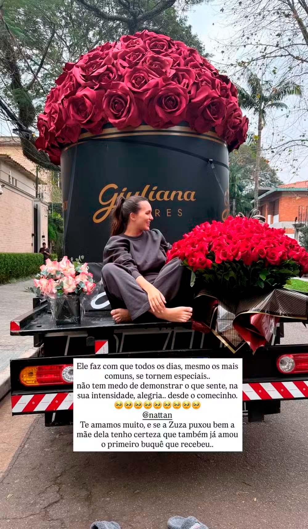 Rafa Kalimann posa com buquê gigante.