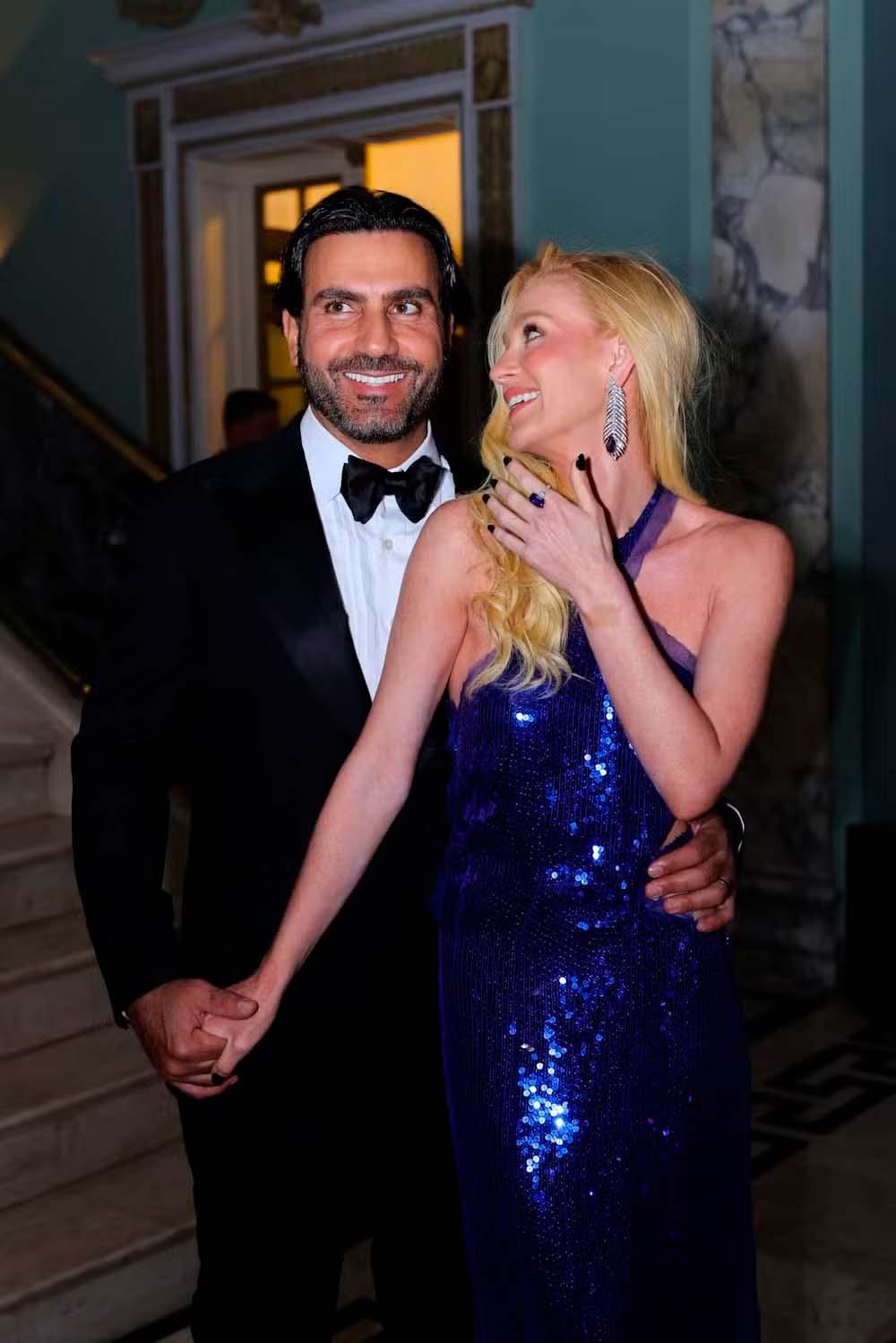 Marina Ruy Barbosa e Abdul Fares posam juntos para foto.