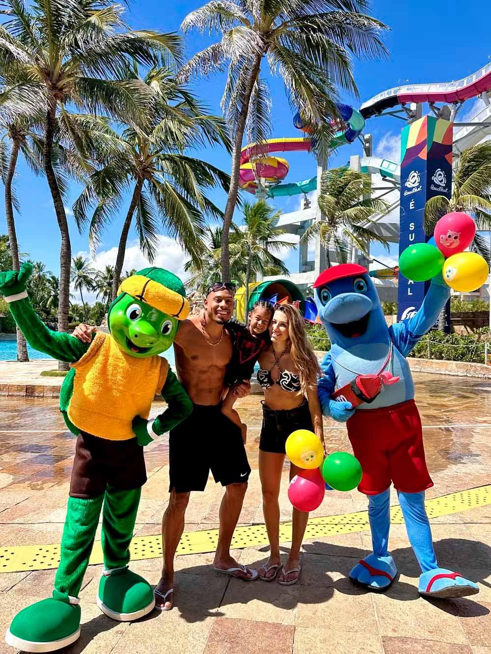Paulo André posa junto com o filho durante viagem.