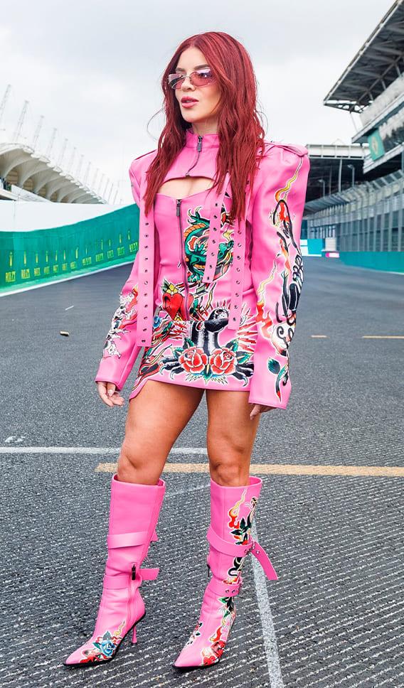 Gkay usando um conjunto rosa de couro
