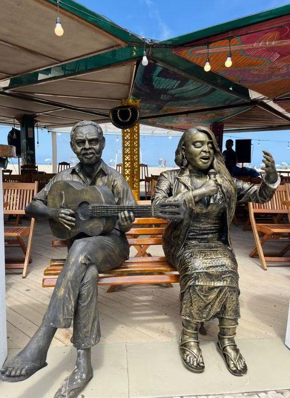 Imagens de Gilberto Gil e Preta, lado a lado, em formato de estátua