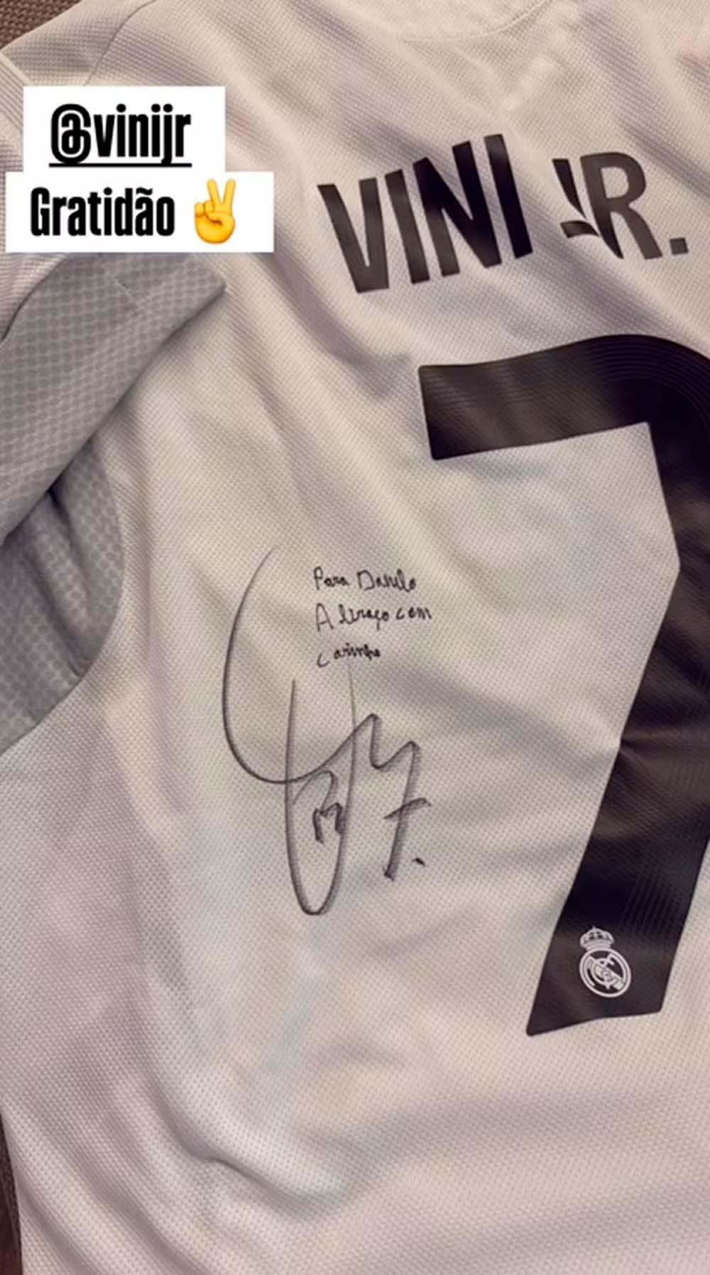 Danilo Nascimento exibe camiseta que ganhou de Vini Jr.