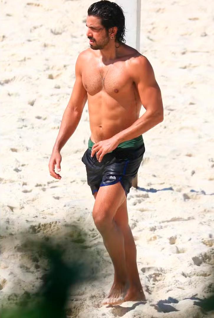 Rodrigo Simas em praia carioca.