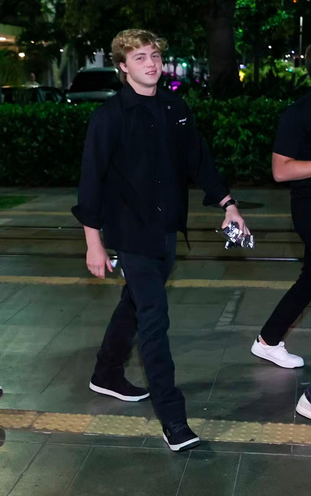 Benício Huck chegando na sua festa.
