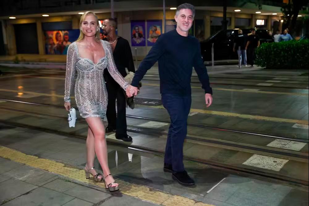 Angélica e Luciano Huck chegando juntos na festa do filho Benício.