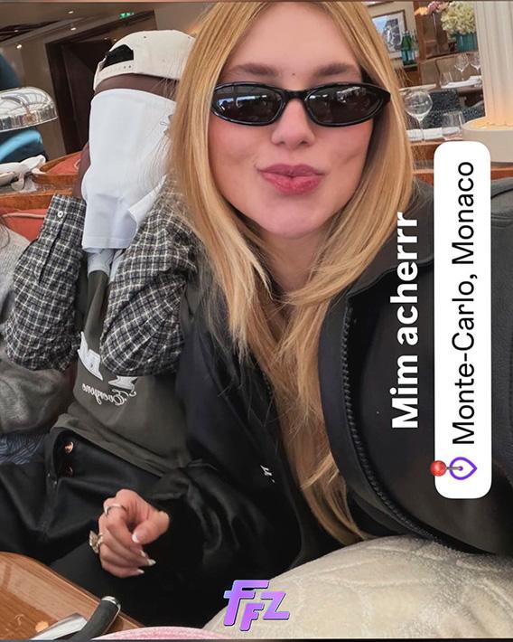 Virginia Fonseca posa com Vini Jr, que tapou o rosto com um guardanapo