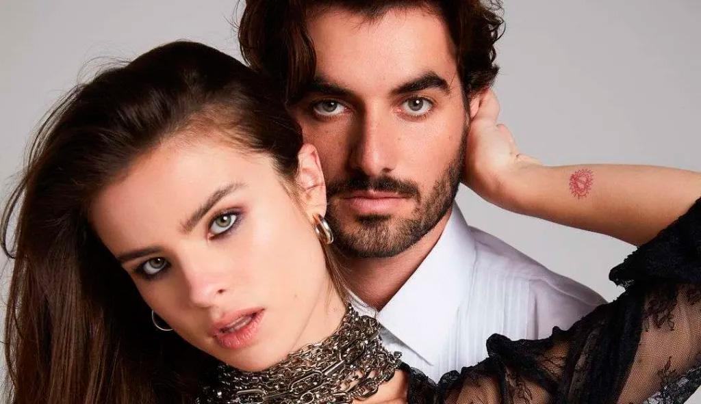 Giulia Be e Kennedy posam para foto.