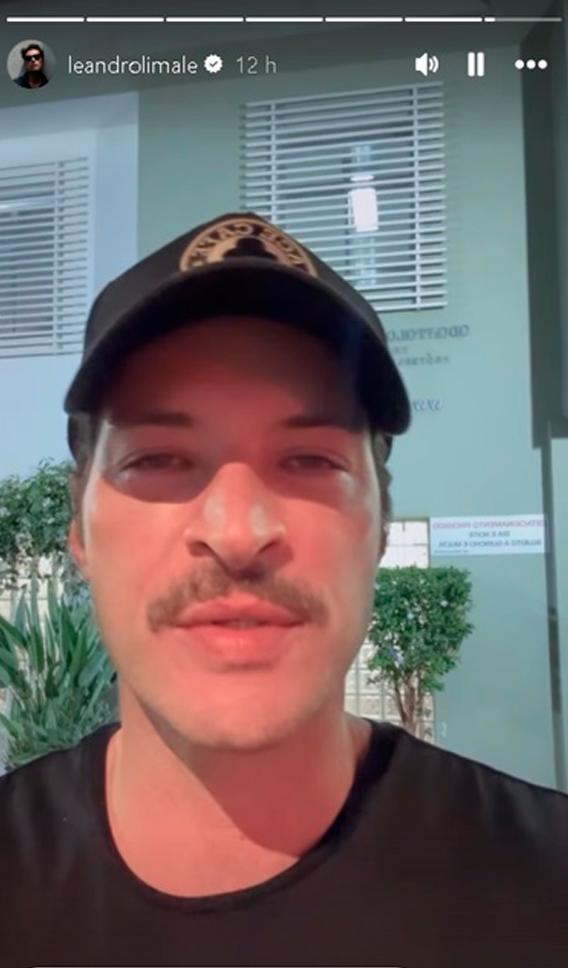 Leandro Lima deitado no leito do hospital