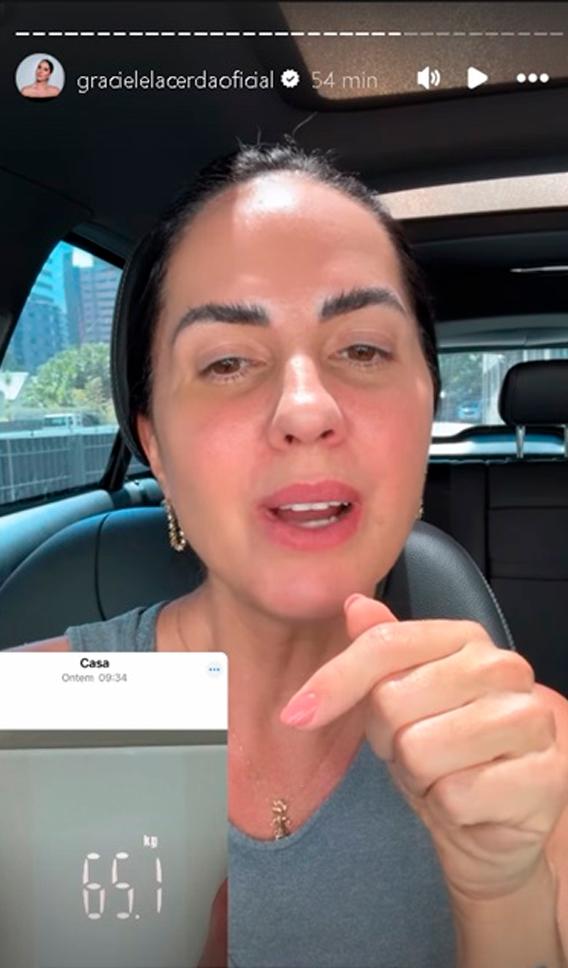 graciele lacerda no carro falando sobre seu novo peso