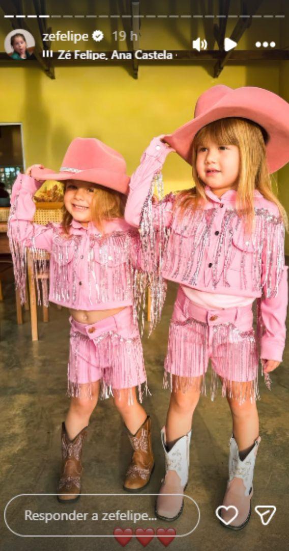 Maria Flor e Maria Alice posam para foto.