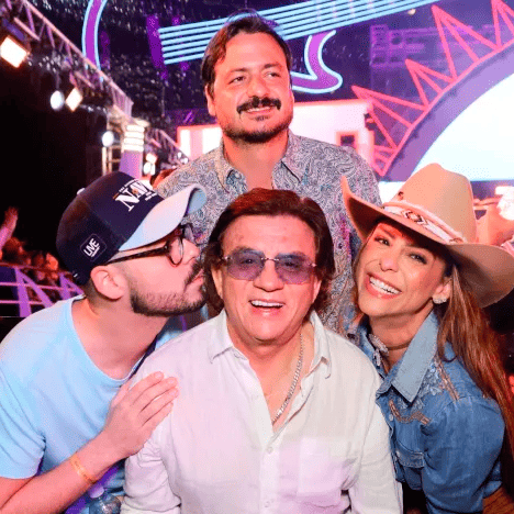 chitãozinho sendo abraçado pelos filhos