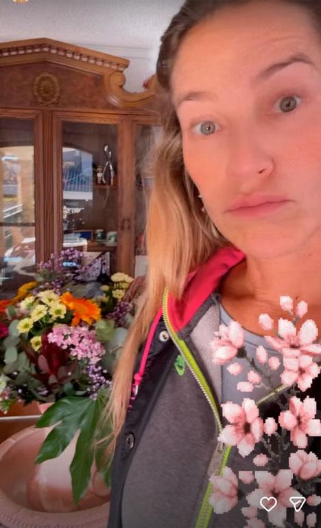 luana piovani na frente de um buquê de flores do campo coloridas