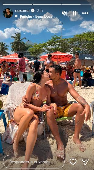 Xamã e Sophie Charlotte se beijando na praia.