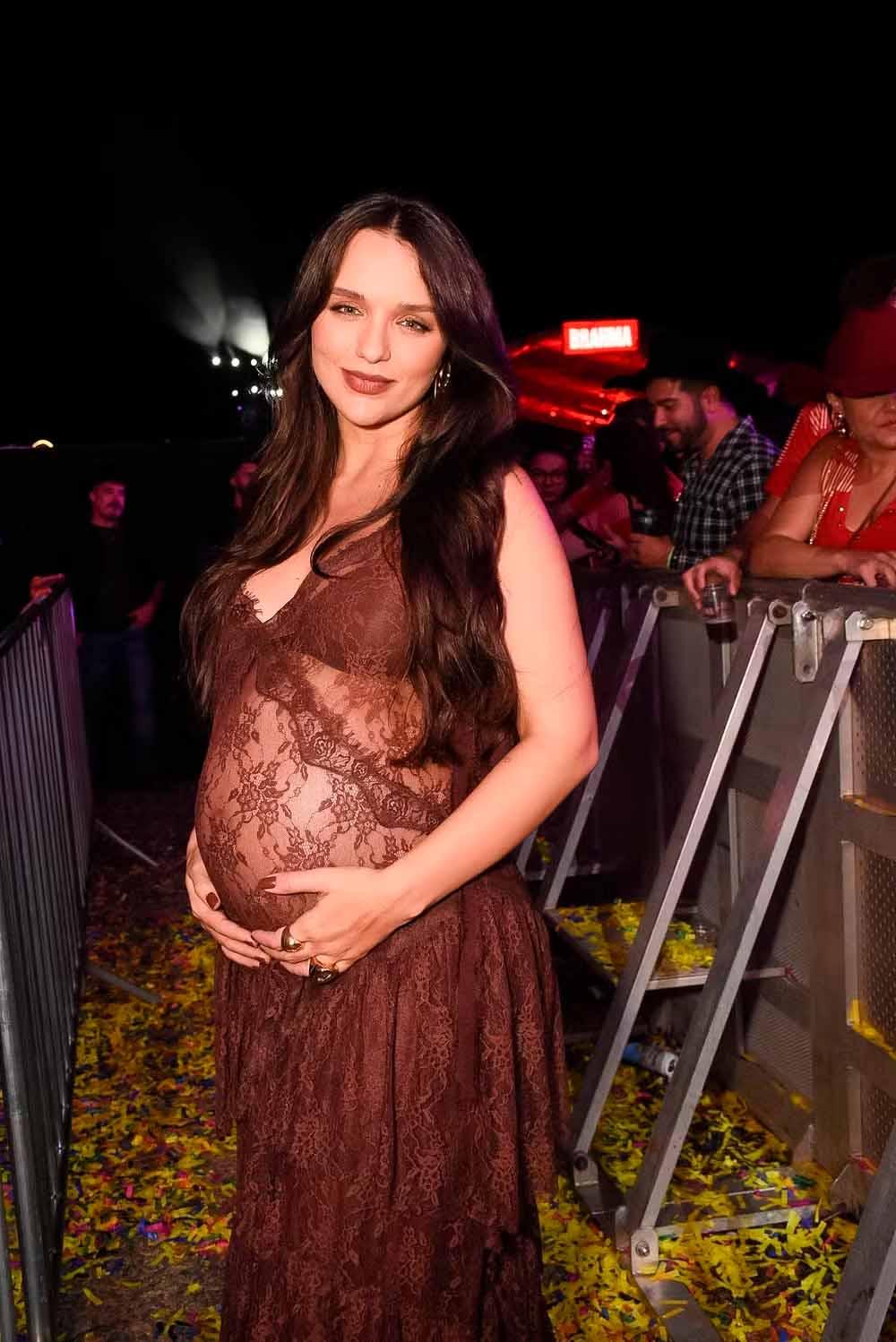 Rafa Kalimann posa para foto.