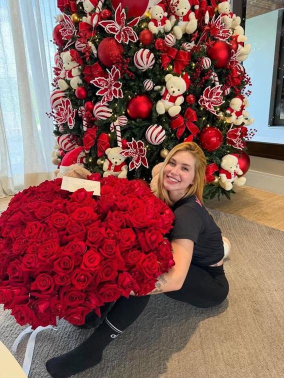 Virginia Fonseca com presente entregue por Vini Jr