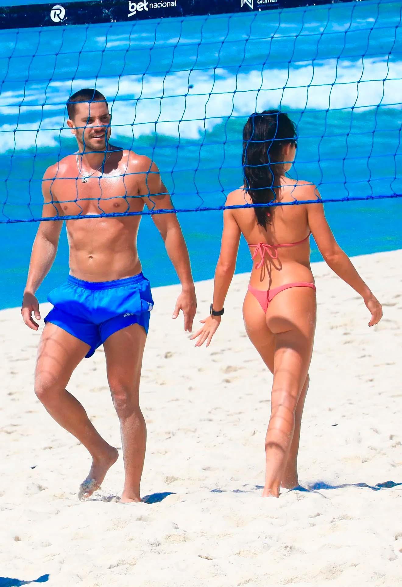 Jade PIcon e André Lamoglia juntos na praia.