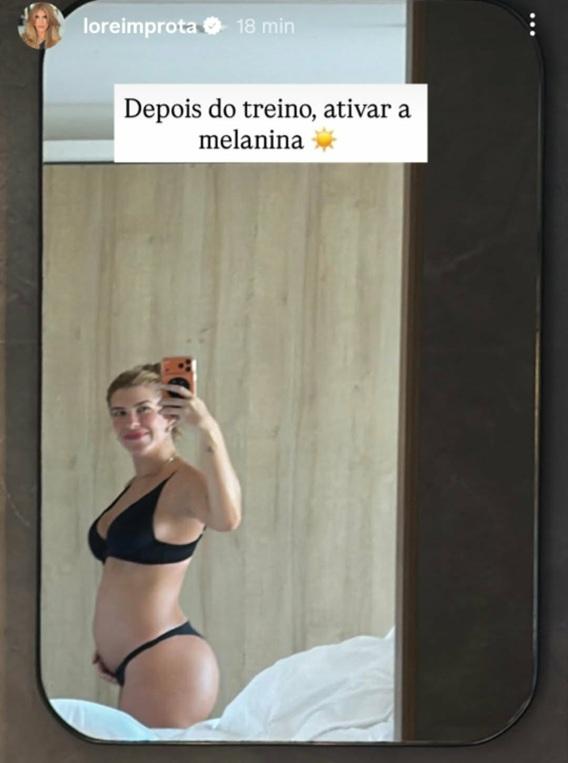 Lore Improta mostra barriga em frente ao espelho