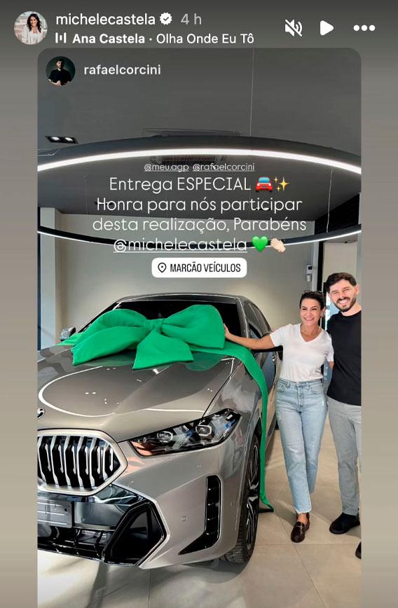 michele castela, mãe de ana castela, ao lado de seu carro novo