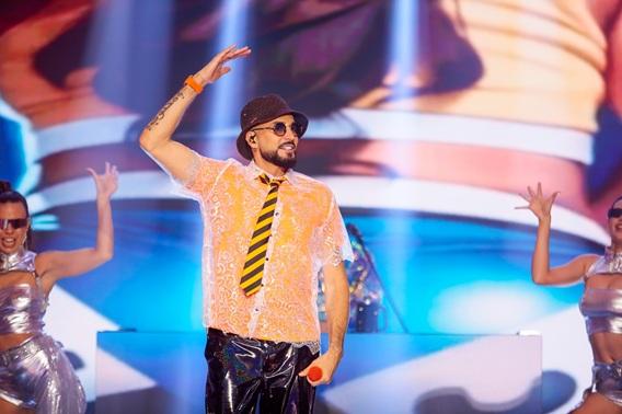 Latino usando blusa brilhante e gravata listrada