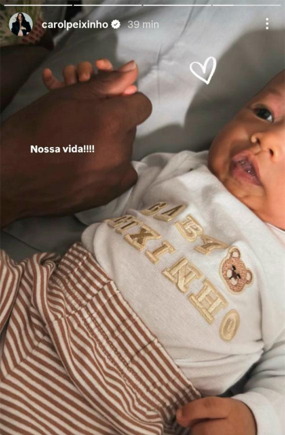 print dos stories de carol peixinho onde o filho aparece segurando o dedo de thiaguinho