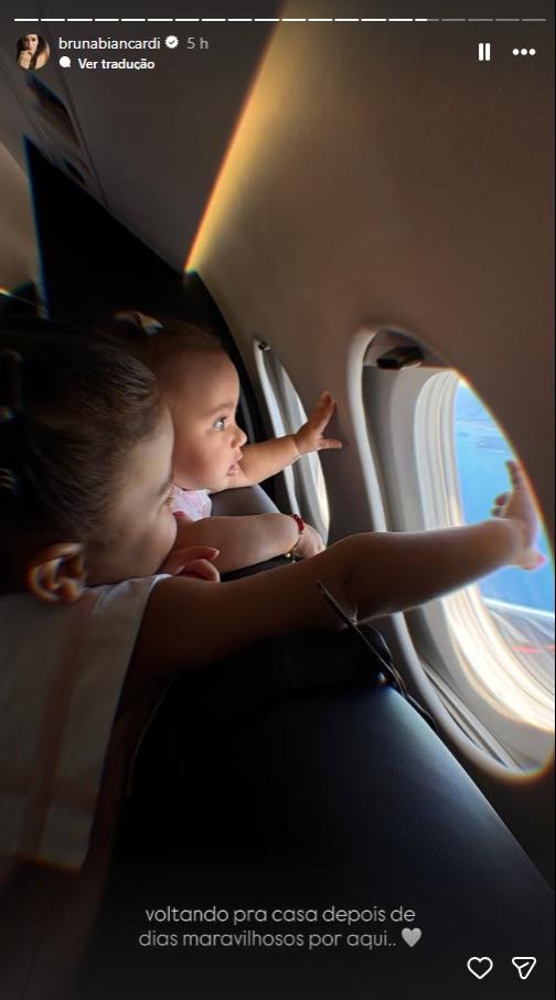 Bruna Biancardi mostra filhas em avião.
