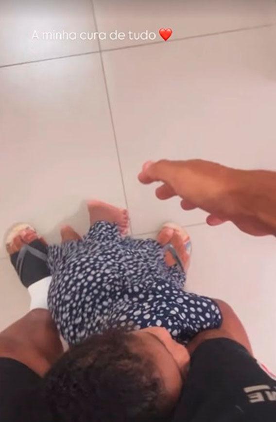 yuri lima sendo abraçado por nala