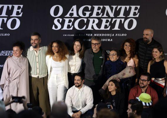 Parte do elenco e da equipe do filme O Agente Secreto em uma das suas estreias