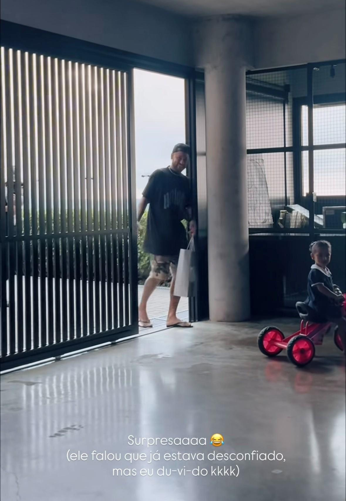 neymar na porta de casa sorrindo