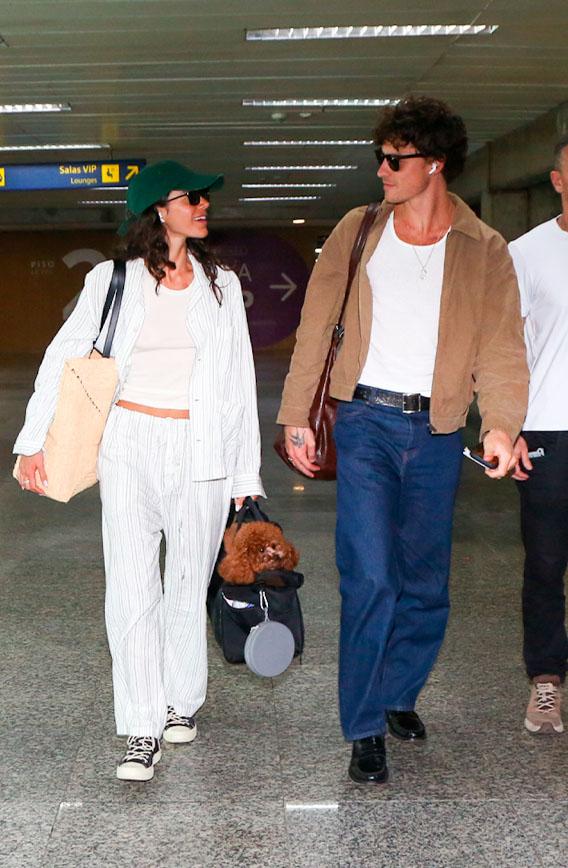 bruna marquezine e shawn mendes e bolsa de transporte de luxo para cachorro